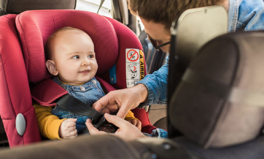 ¿Cómo ajustar el asiento de bebé del auto?